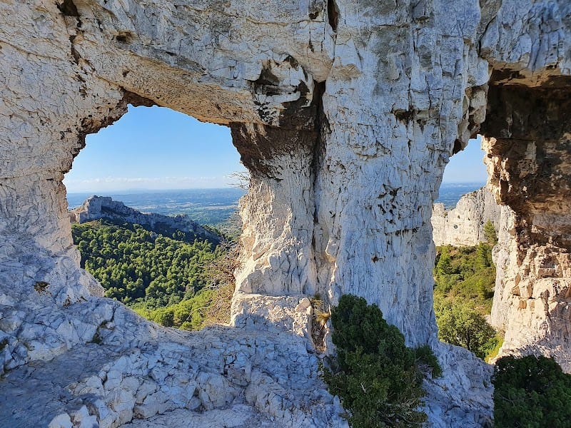 Le Rocher des Deux Trous — dogsitter à Châteaurenard